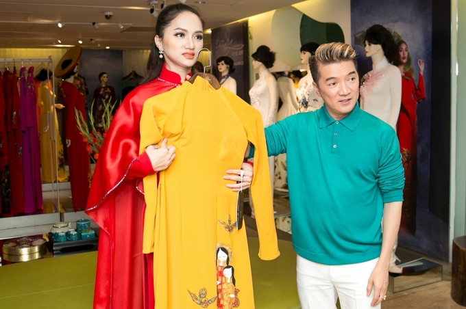 Đàm Vĩnh Hưng giúp Hương Giang chọn áo dài thi hoa hậu chuyển giới